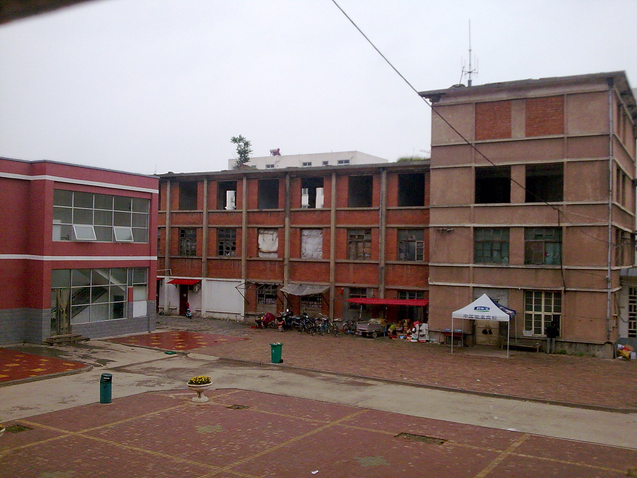  p>上蔡第一高级中学创建于1952年,简称上蔡一高,是一所历史悠久,环境