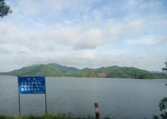 位于 a target="_blank" href="/item/灵山县/7182038" data-lemmaid=