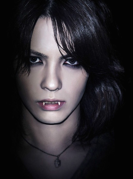  p>hyde,本名"宝井秀人",1969年1月29日出生于日本和歌山县和歌山市.