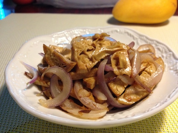  p>洋葱炒豆腐是一道简单的家常菜,主料是豆腐,洋葱. /p>