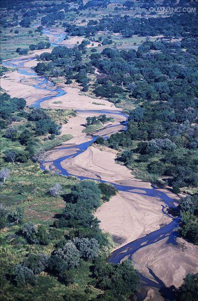  p> b>赞比亚共和国 /b>(the republic of zambia)是非洲中南部的一个