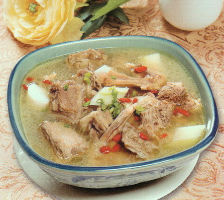  p>山药炖鸭,是一道菜品,食材为鸭腿,山药,生姜,蒜头,枸杞子. /p>