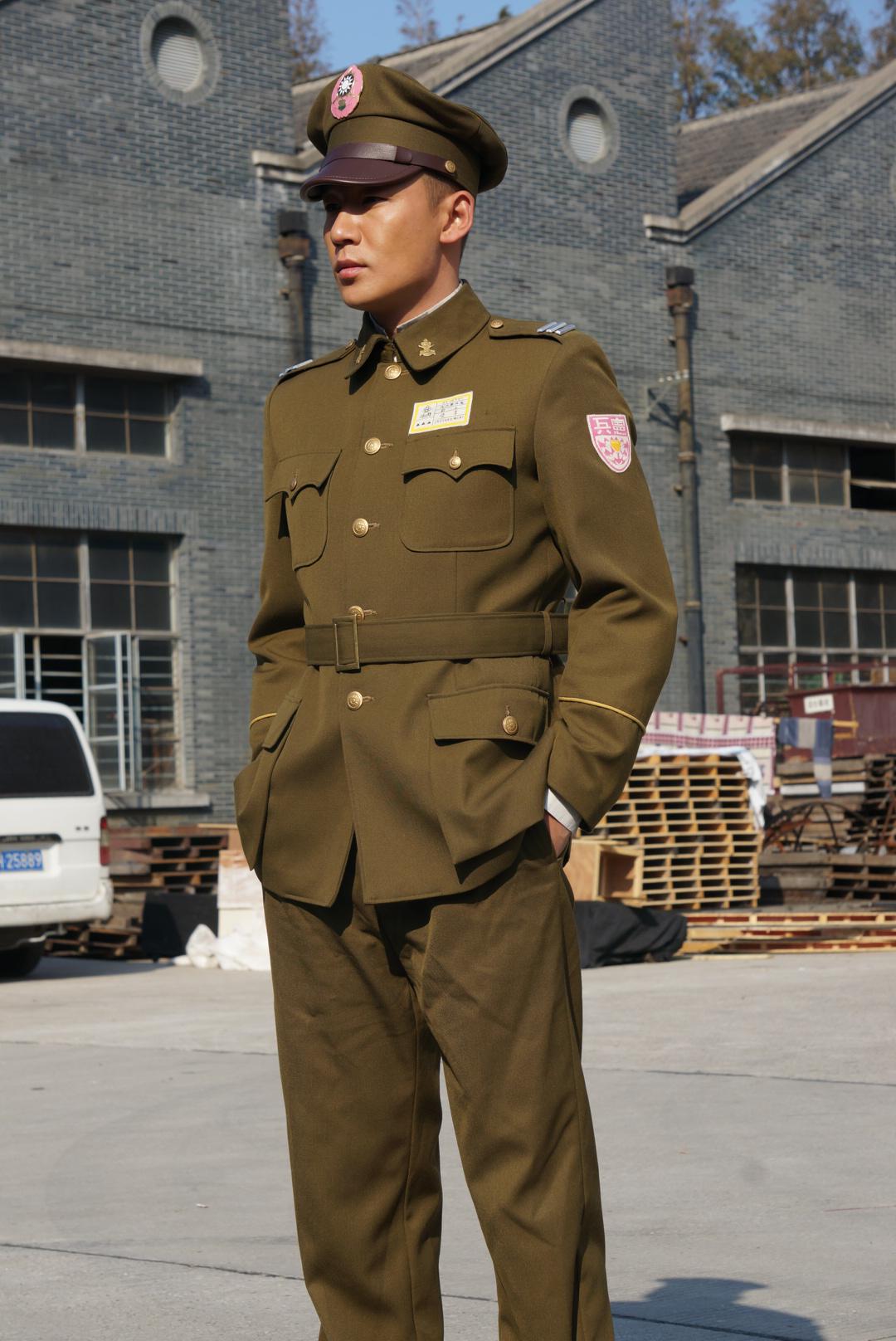 白威,原名白微,1981