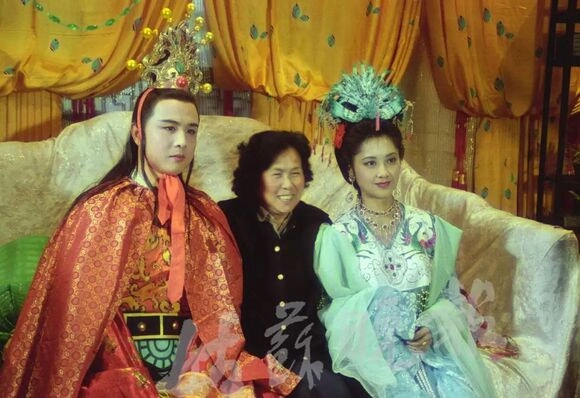 《女儿情》是吴静演唱的歌曲,由杨洁填词,许镜清谱曲,收录在专辑