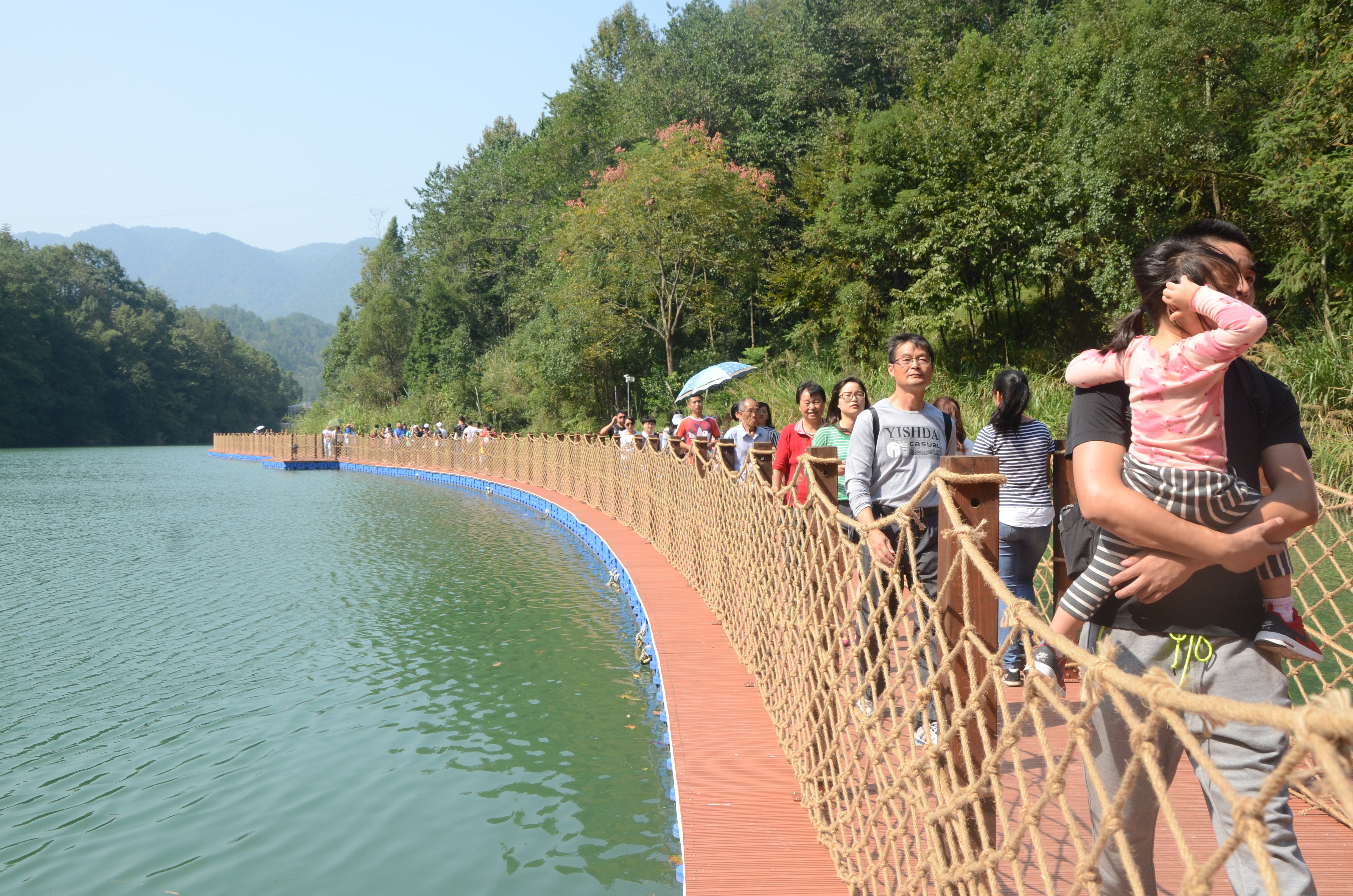 石门县白云镇境内,与仙阳湖水域相连,是武陵山北麓一座景观奇特的大