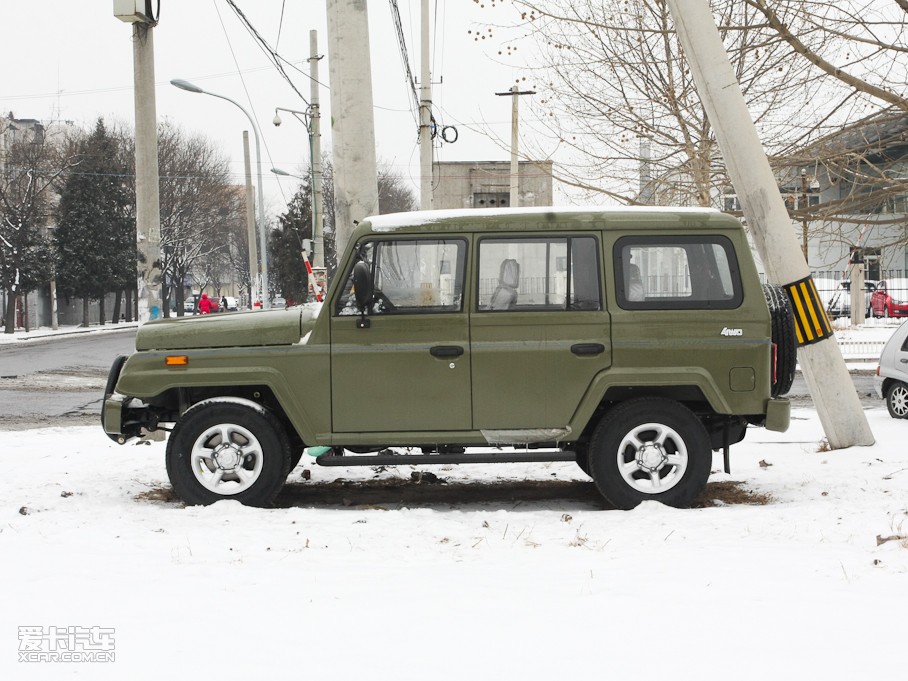 战旗车是北汽在212系列车型底盘基础上进行了外形,内饰,动力系统的全