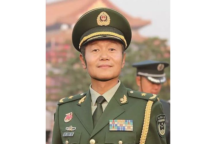 男,武警少将警衔,现任武警部队装备部副部长