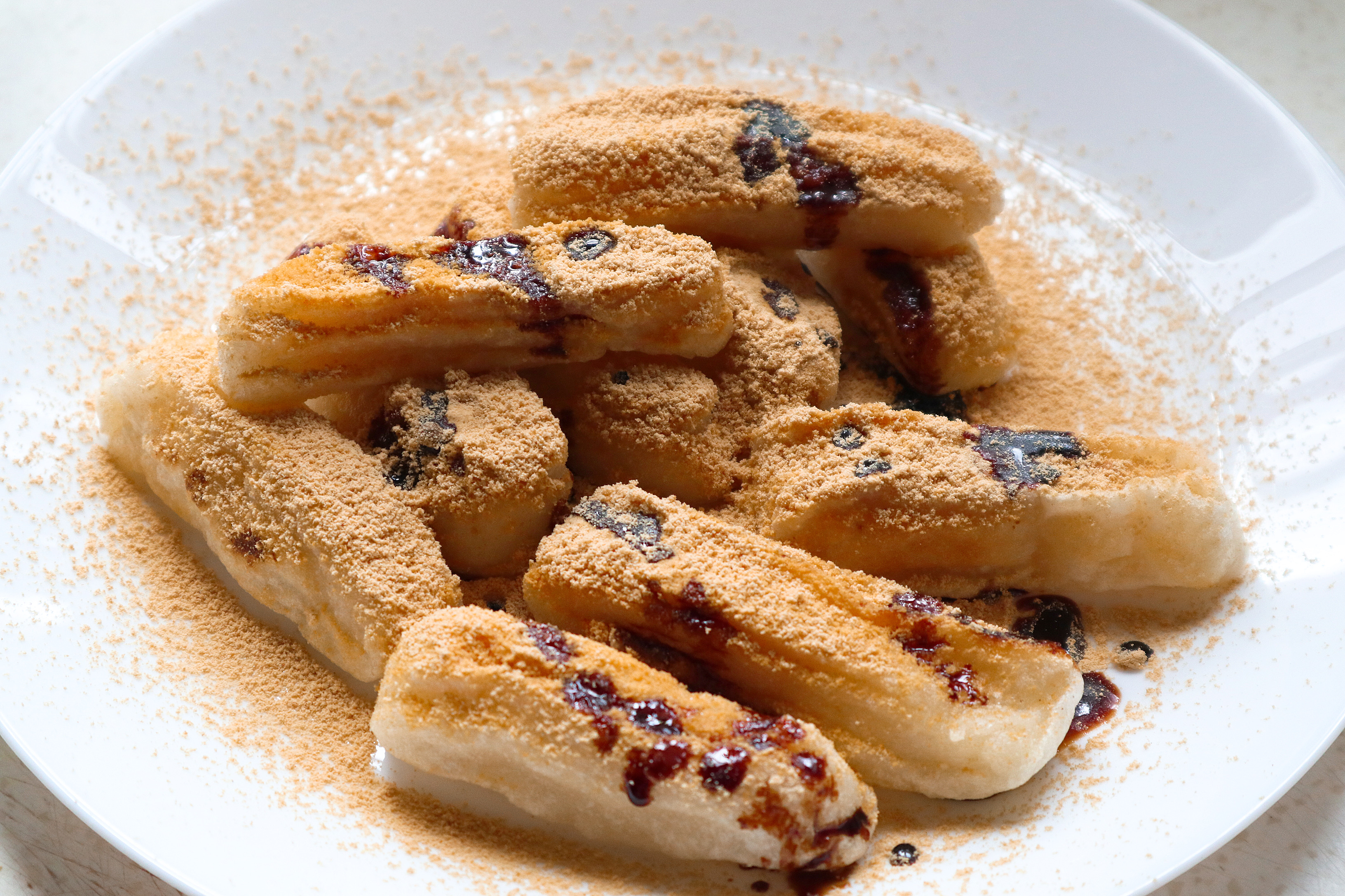  p>蔓越莓椰蓉糯米糍是一道美食,主料是糯米粉,配料是澄面,椰蓉等