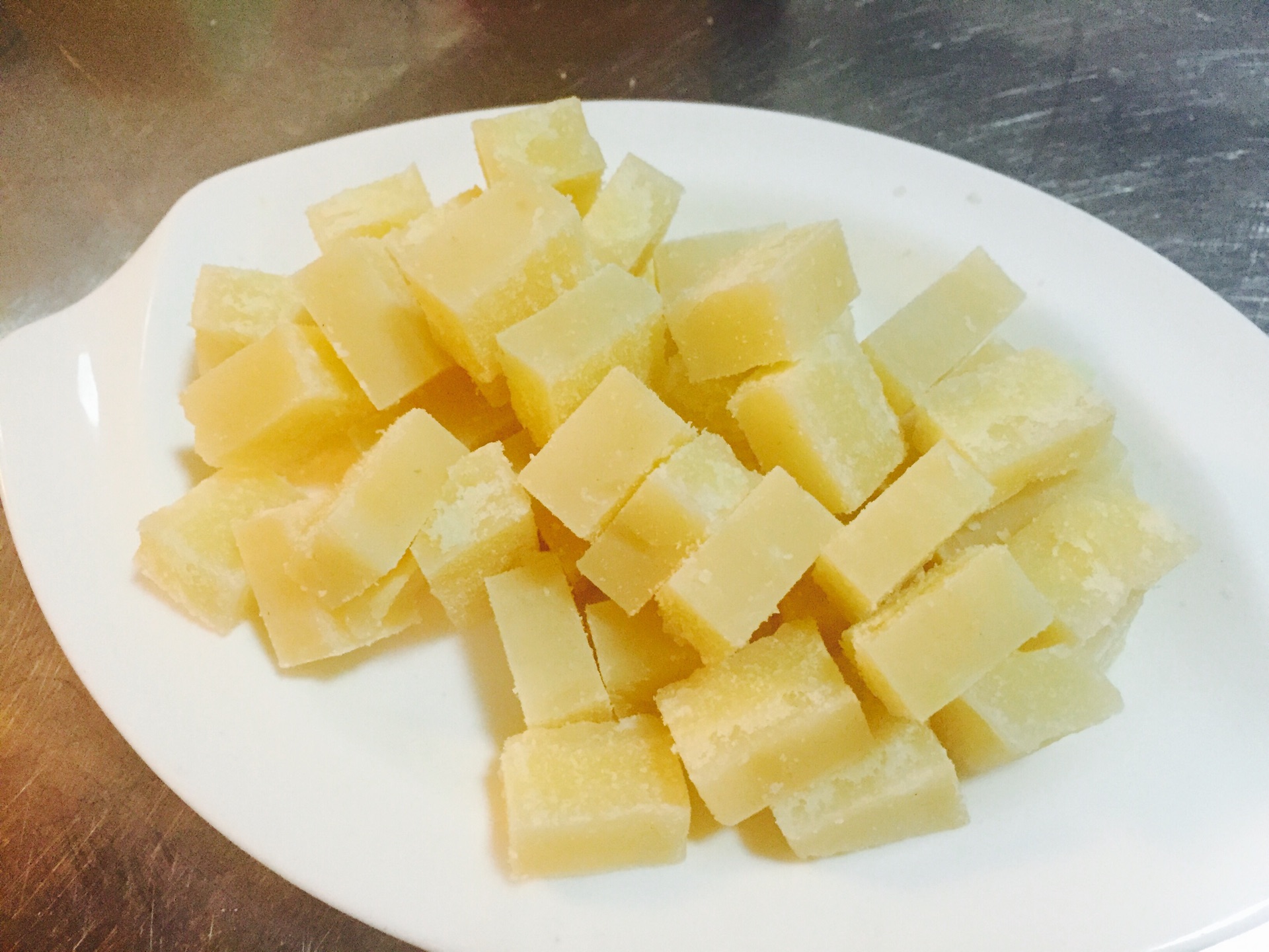  p>香蕉奶豆腐是一道由牛奶,冻粉,香蕉精,白糖等材料制作而成的美食.