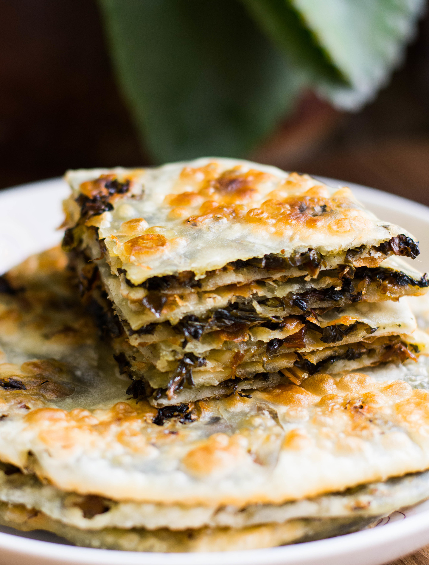 把梅干菜炒得焦焦的,放到 a target="_blank" href="/item/肉馅