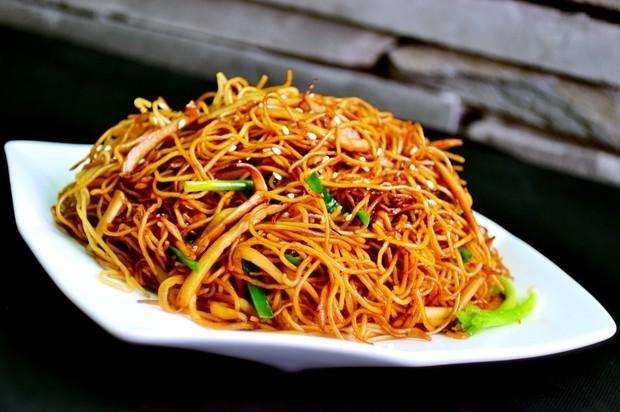 wiyn737b">豉油皇炒面是一道具有广东特色的著名小吃,它是广州人喝 a