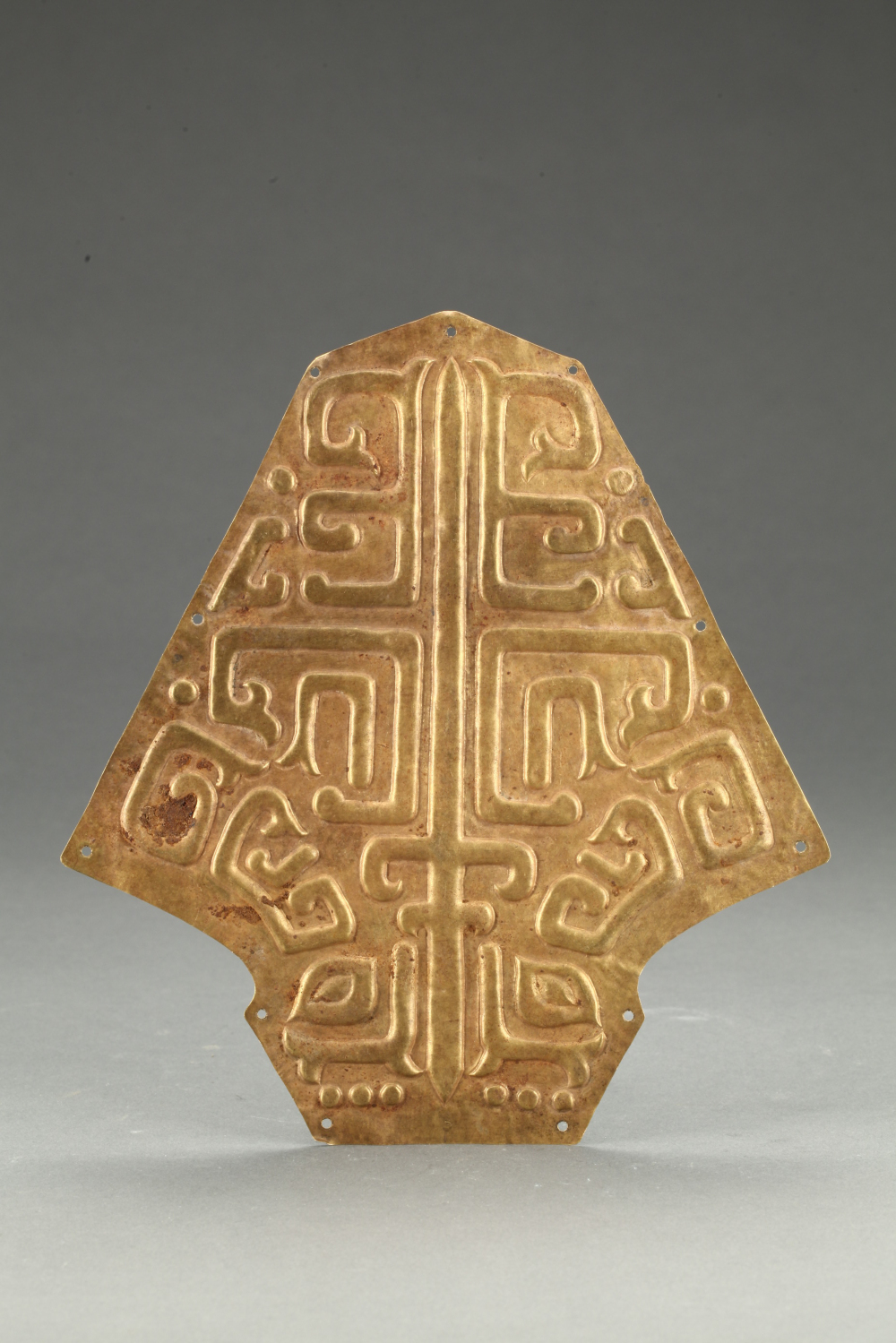 兽面纹盾形金牌饰