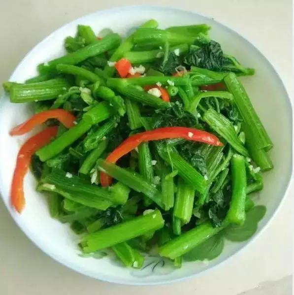  p>辣炒南瓜藤,是一道美食,主要制作材料有南瓜藤