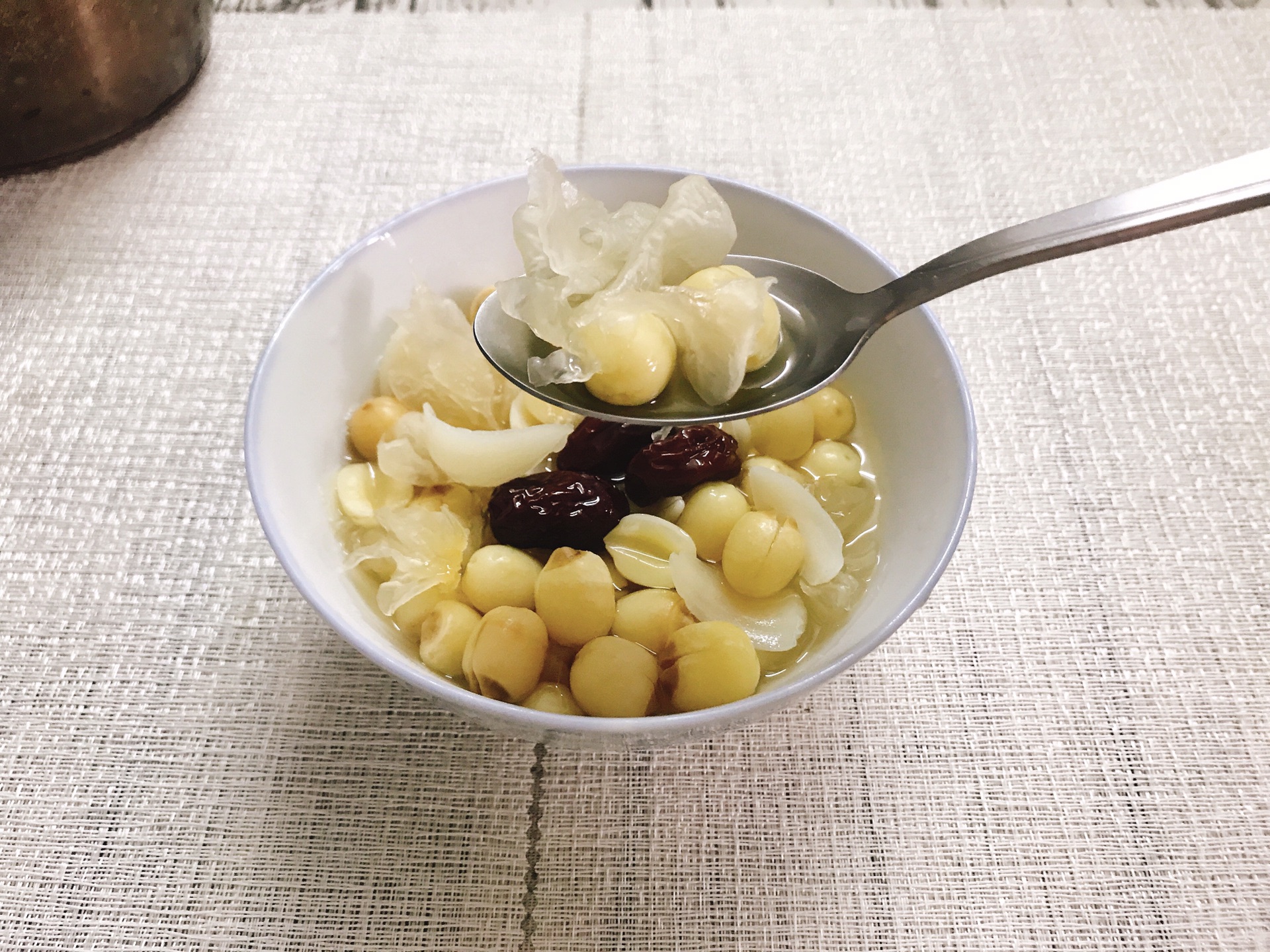  p>百合雪耳莲子鸡蛋糖水是一道美食,主要食材是 a href="#" data