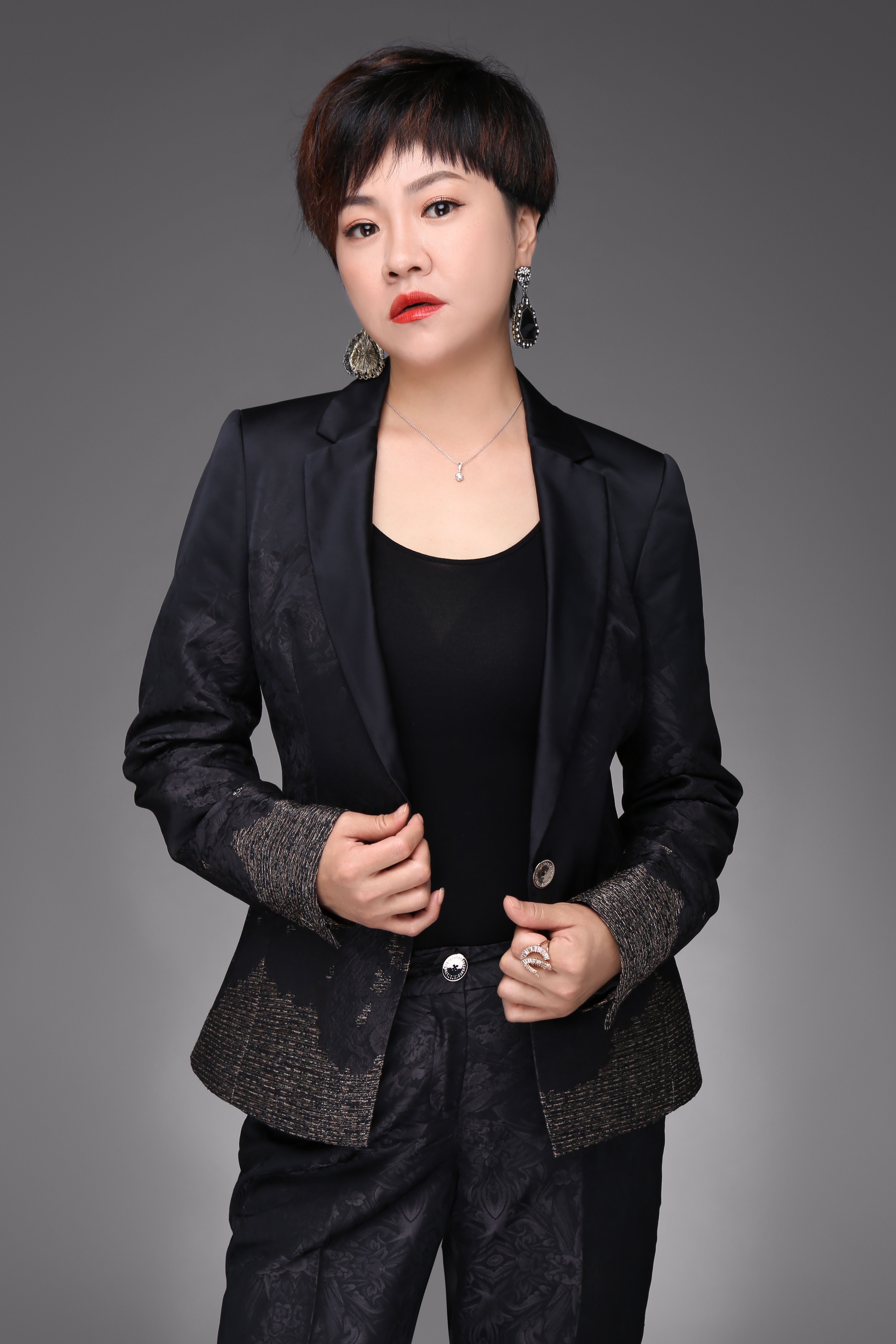  p data-id="go03zxm9br">董蕾蕾,女,大连人
