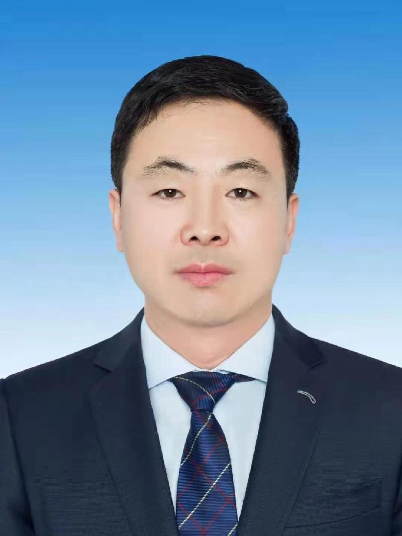 内蒙古巴林右旗人,中共党员