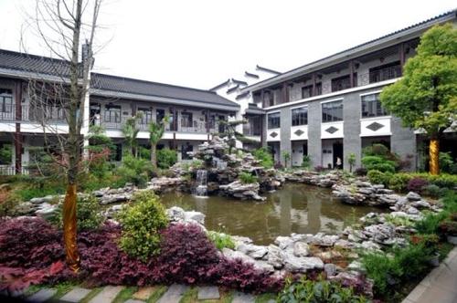  p>华萃庭院位于湖州市 a target="_blank" href="/item/太湖旅游度假
