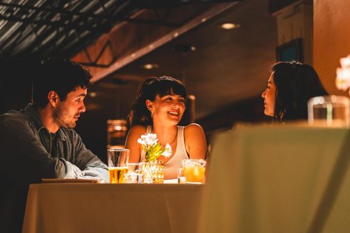 三人行（美国2025年查德·哈蒂根执导的喜剧爱情电影）_百度百科