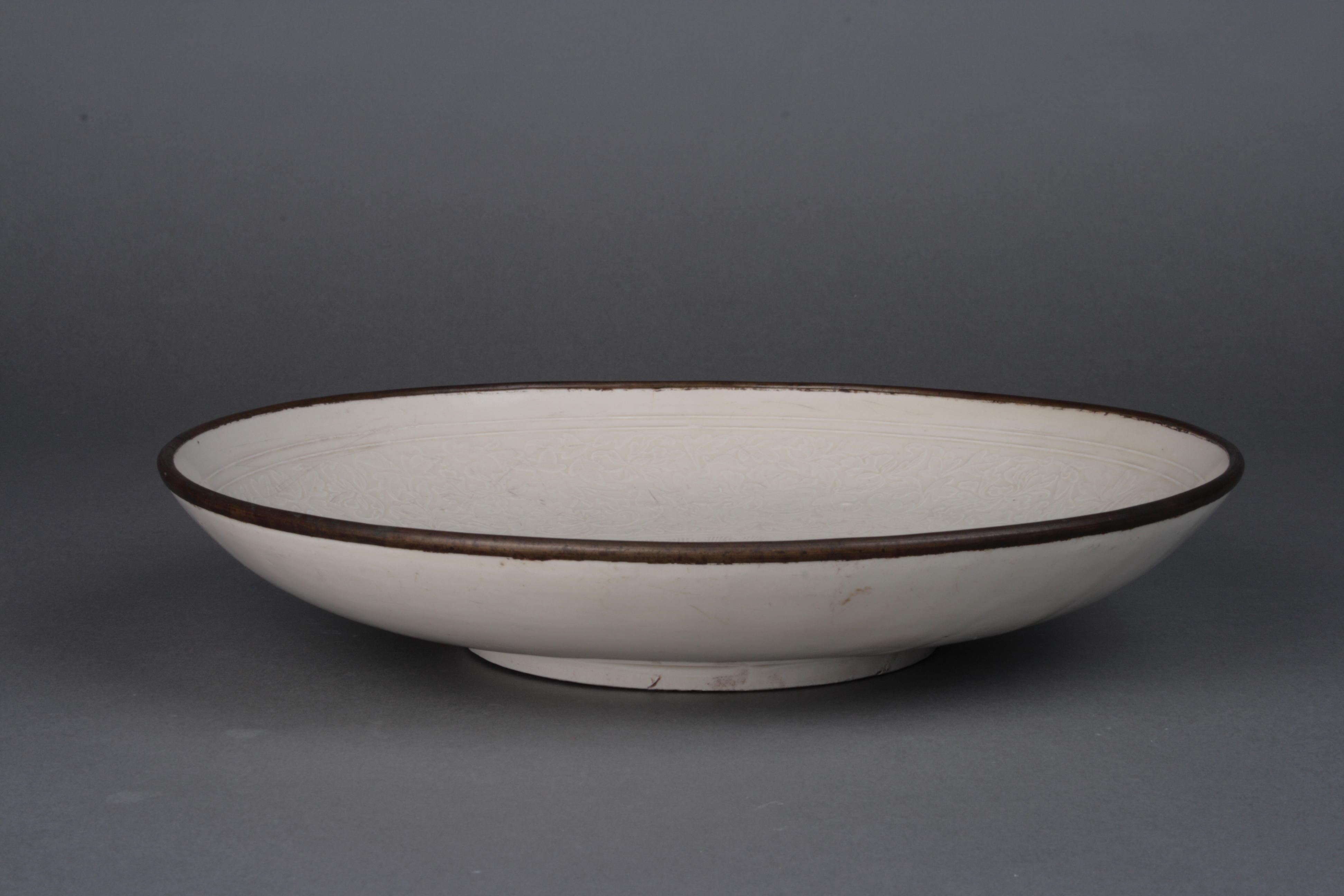 宋定窑印花缠枝莲纹盘