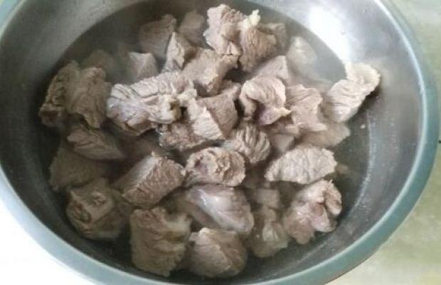  p>清水煮牛肉指的是一道普通的家常菜,他的主要食材有,西兰花,牛肉