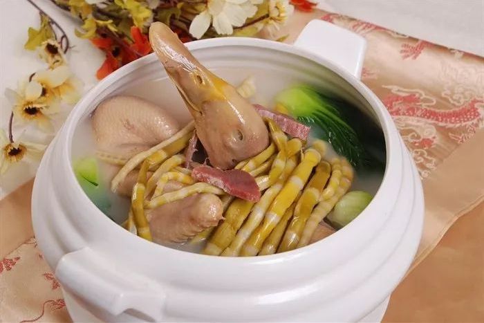  p>竹笋老鸭汤是一道以竹笋和老鸭为主料的汤品. /p>