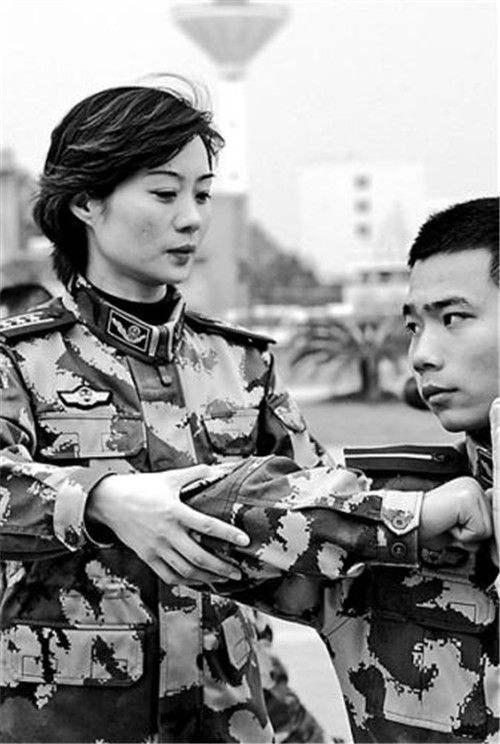 霸王花雷敏：15岁入特警队，后获大校军衔，却甘愿嫁给成都一保安_百科TA说
