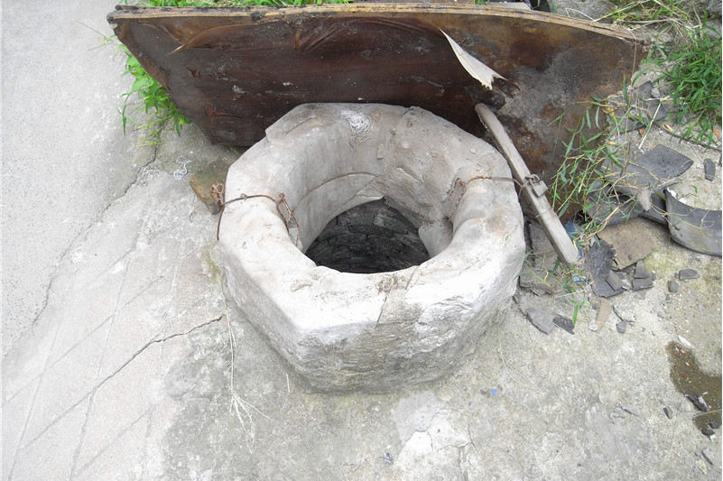  p>漆货巷古井位于扬州市广陵区漆货巷15-3号南侧,为清代古井,占地