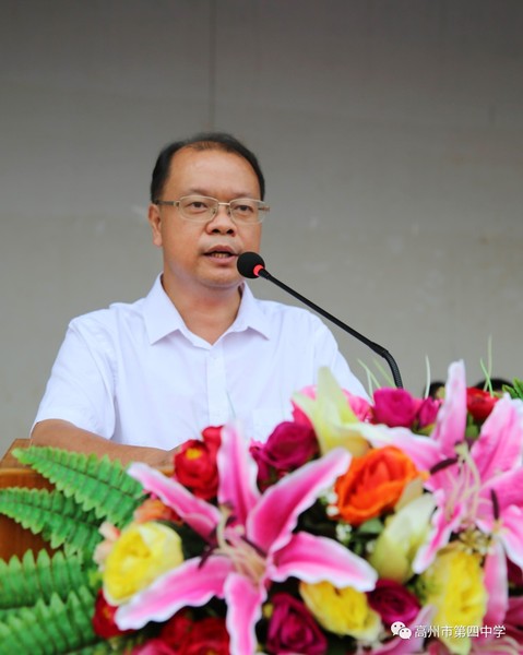 汉族,本科毕业,中共党员,居住于广东省茂名市,现为高州石鼓中学校长