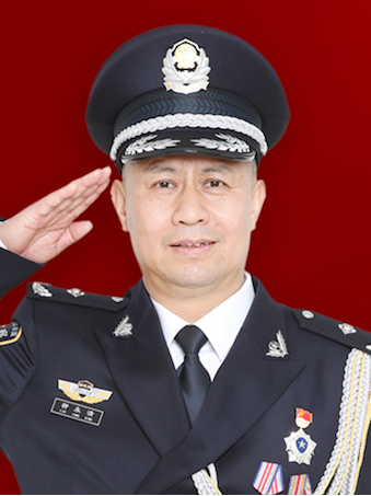  p data-id="ssmyaj5q8veg">柳永清,男,1969年10月生,三级警监警衔.