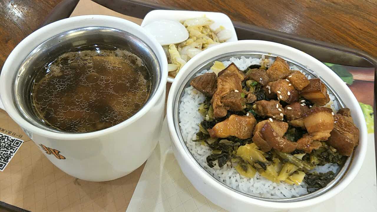  p>原盅蒸饭是一道特色粤菜,主料是茶叶,开水,米,该道菜主要是通过将