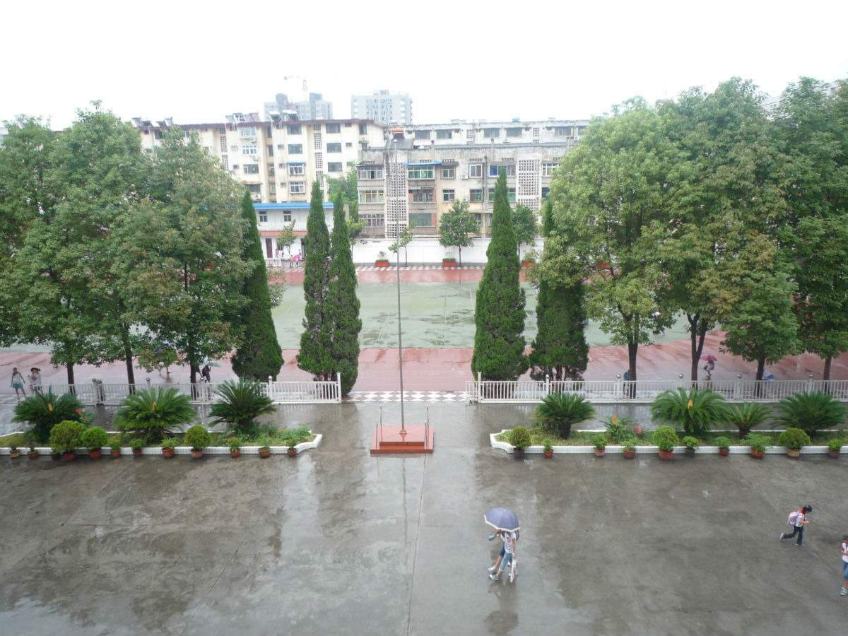  p>汉中市西大街小学占地16000平方米,现有38个教学班,2602名学生,87