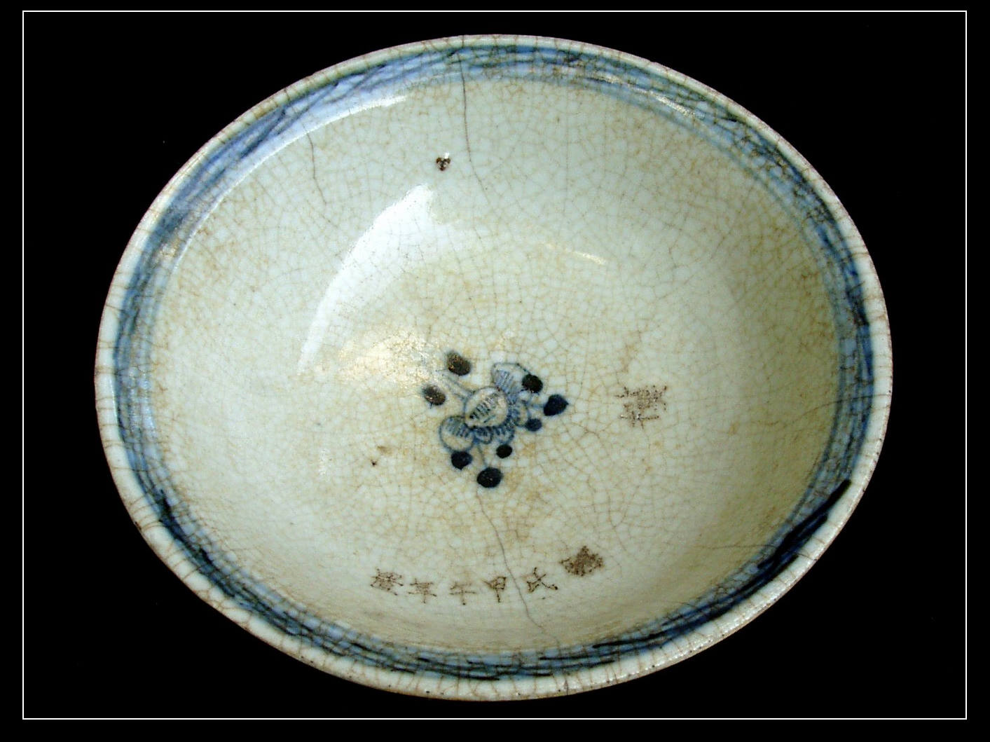 特点是青花彩瓷上罩以纹片釉,由于碎片纹很象哥窑釉的开片,故名"哥釉