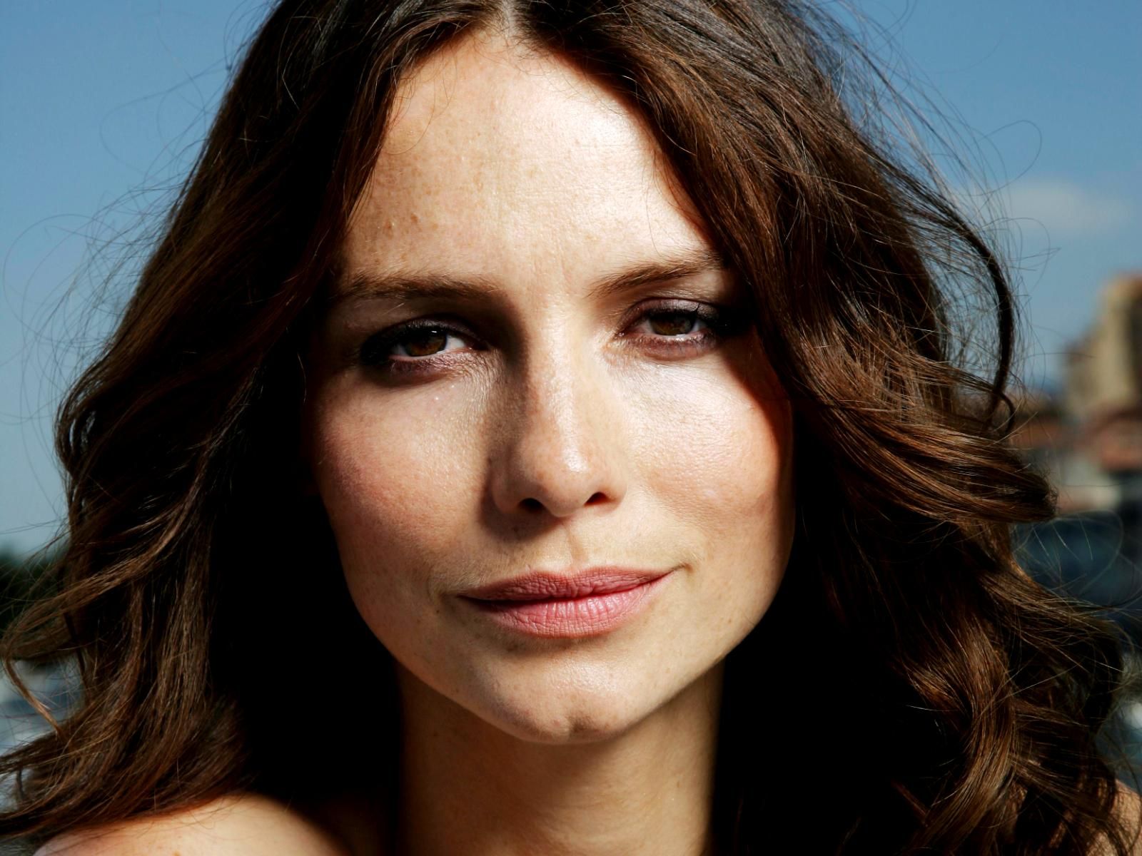  p>萨弗蓉·布罗斯 i>(saffron burrows) /i>,1972年10月22日生于英国