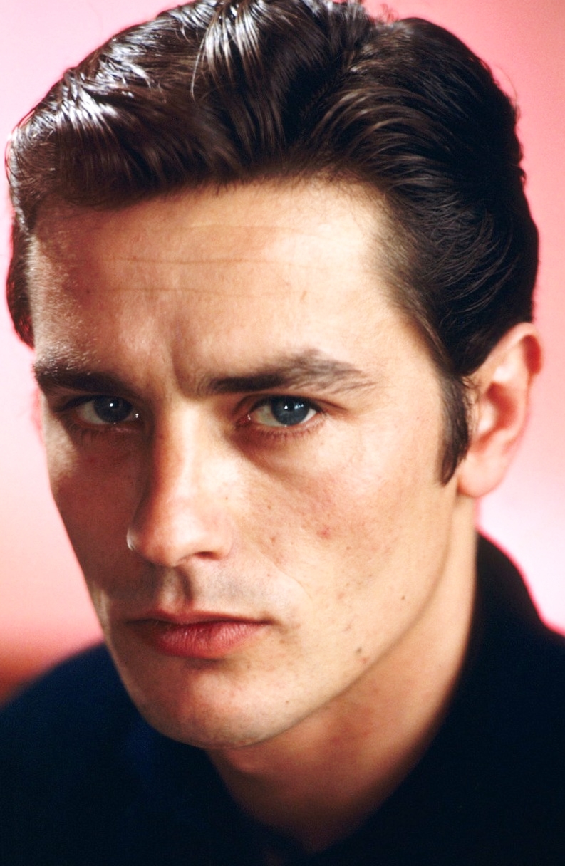 delon) /i>,1935年11月8日出生于法国上塞纳省索镇,法国男演员