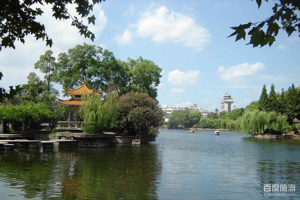  p>雨湖公园位于 a target="_blank" href="/item/湘潭市/3467653"