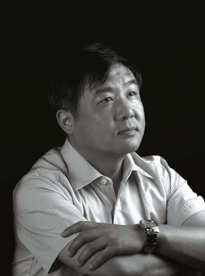 >刘畅,原籍江西鄱阳人,1966年出生于江西景德镇,中国陶瓷艺术设计大师