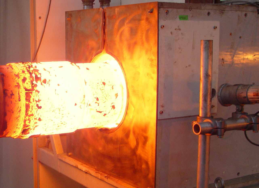  p>电炉钢是以电为能源的炼钢炉生产的钢.