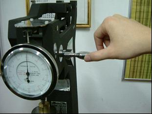  p>洛氏硬度试验是用标准型压头在先后两次对被试材料表面施加试验力