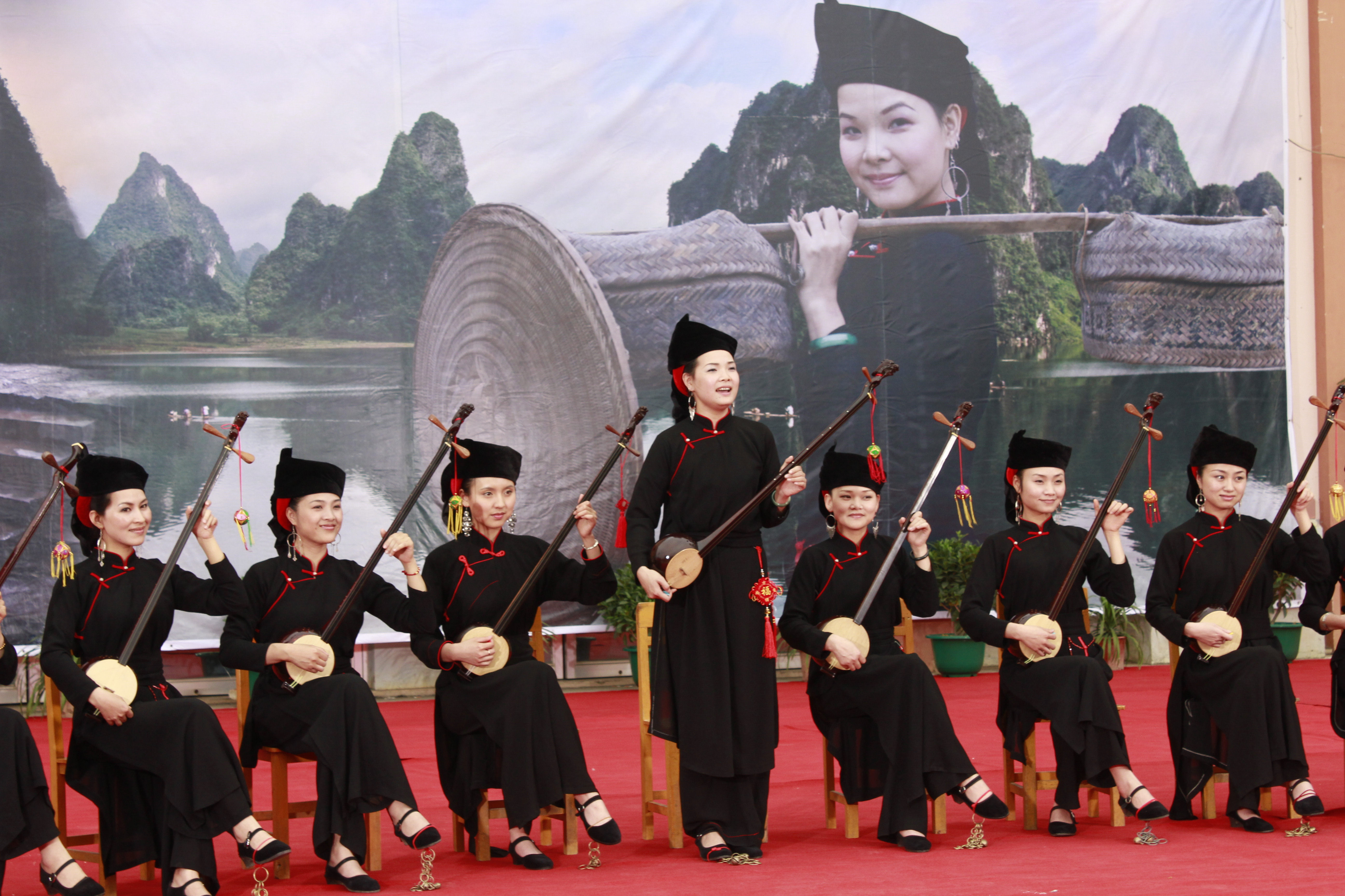 描写三个都市小伙子到龙州访友,观光旅游,邂逅本地"天琴美人"之后发生