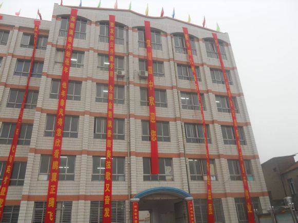  p>汉川四中创建于1956年7月,座落在汉川西部古镇脉旺镇. /p>