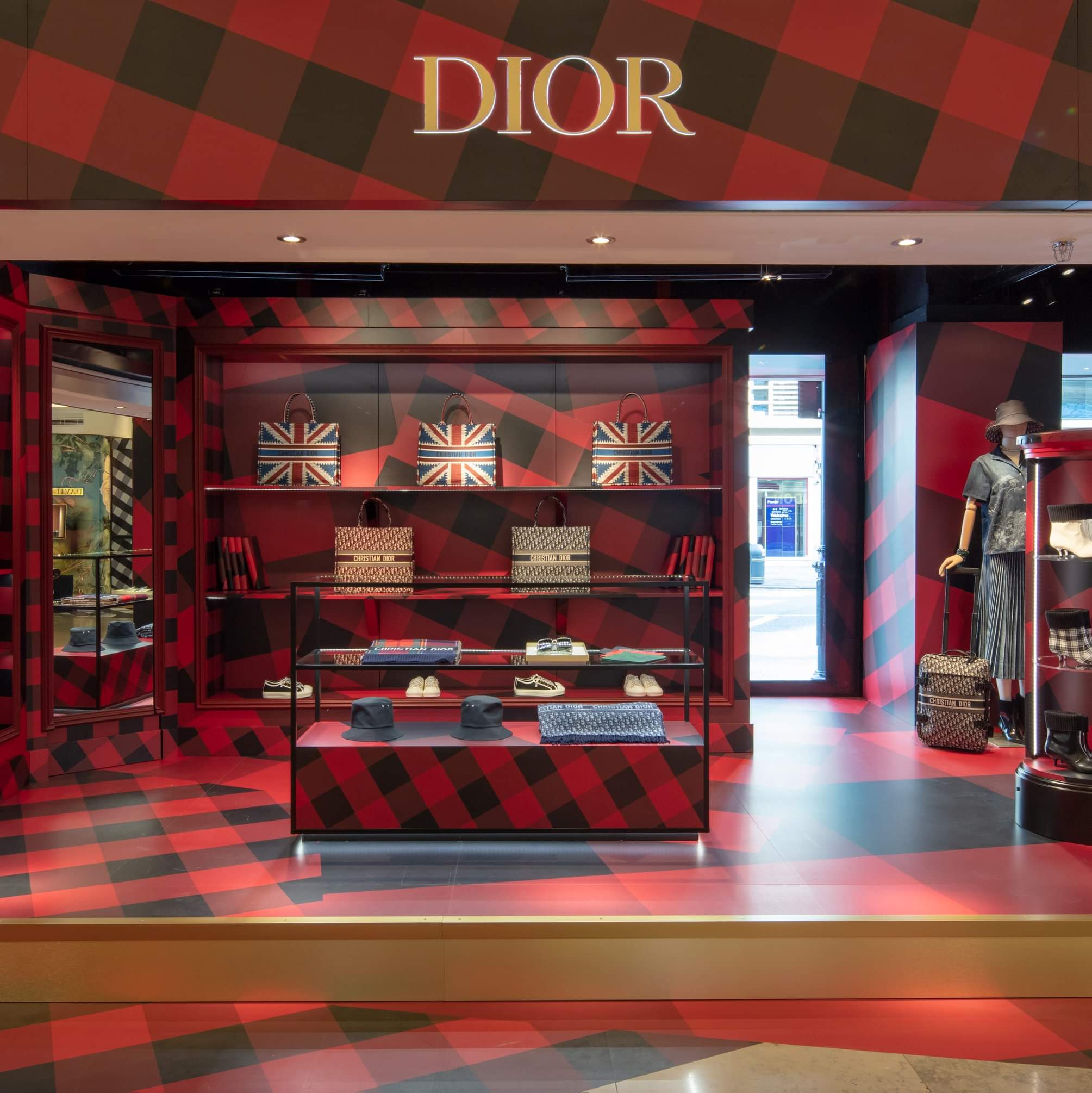  p>克里斯汀·迪奥(christian dior),简称迪奥(dior或cd),是法国时尚