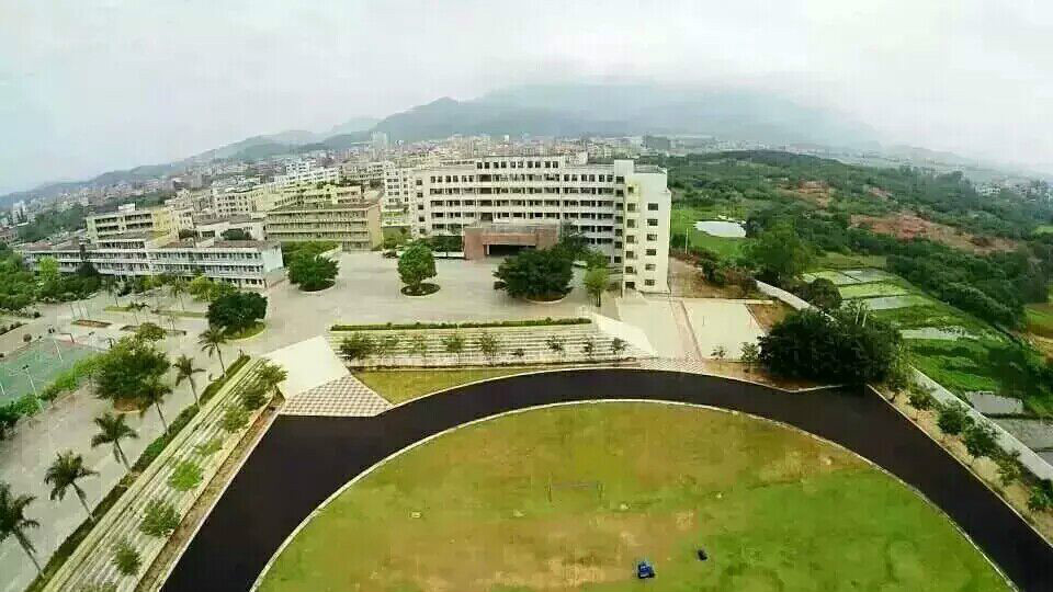  p>电白县第三中学,学校创办于1939年9月,它前身是电白师范,电白县立