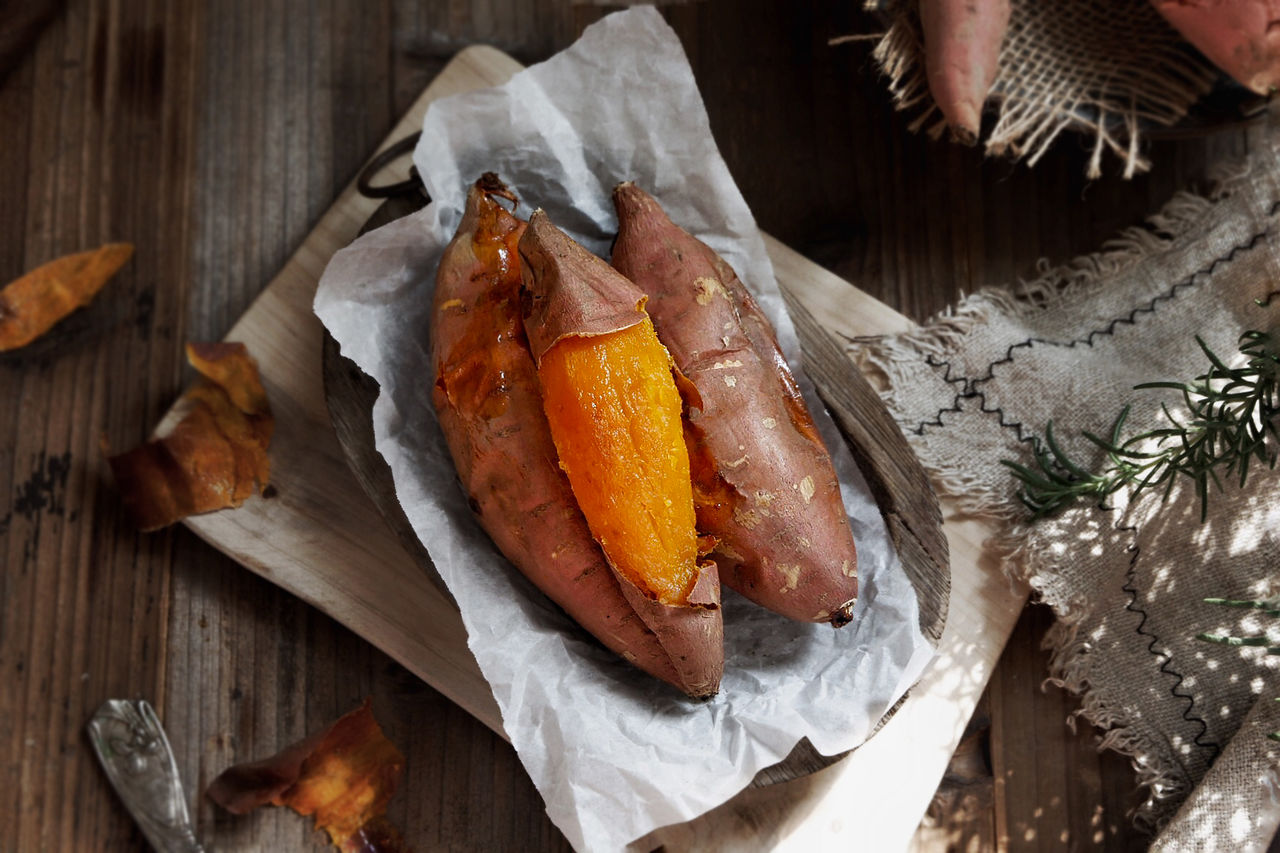 东北市镇过往行人较多的街上,常可以听到"地瓜乎哎"的吆