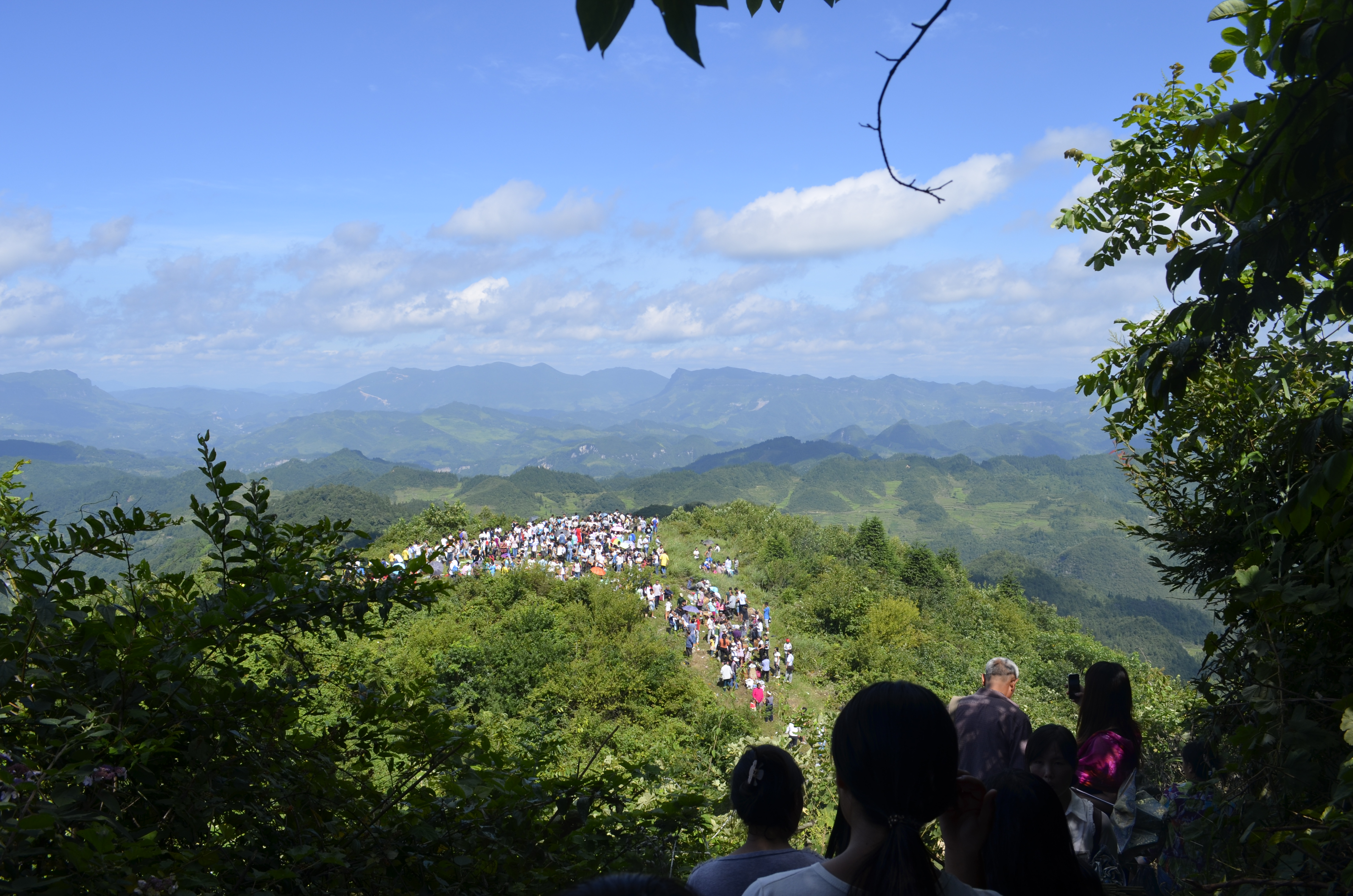  p>老鹰山景点是贵州省遵义市务川县茅天镇境内最高峰,古历每年6月19