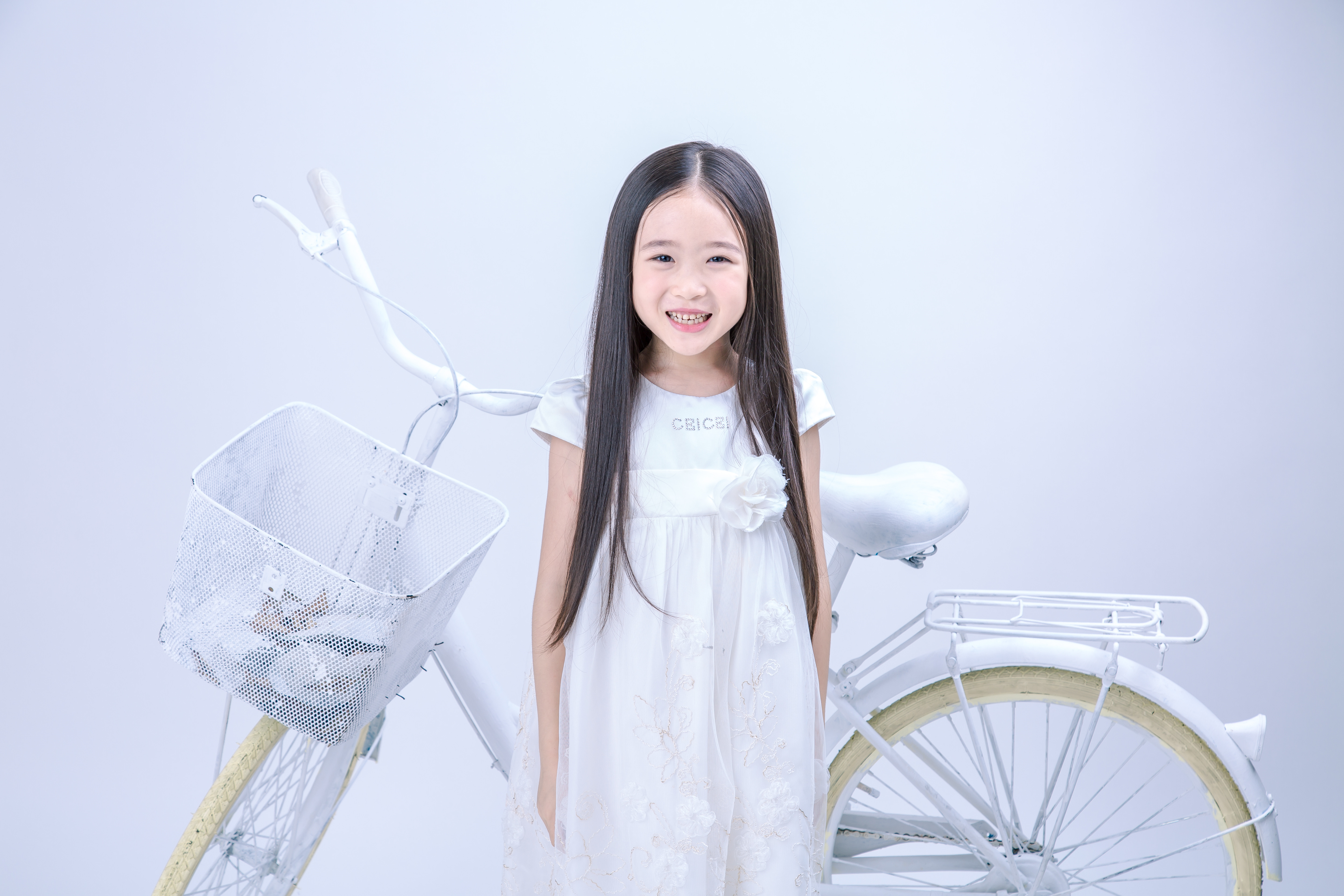  p>邓文怡,2009年11月14日出生于香港,童星,中国香港女歌手.