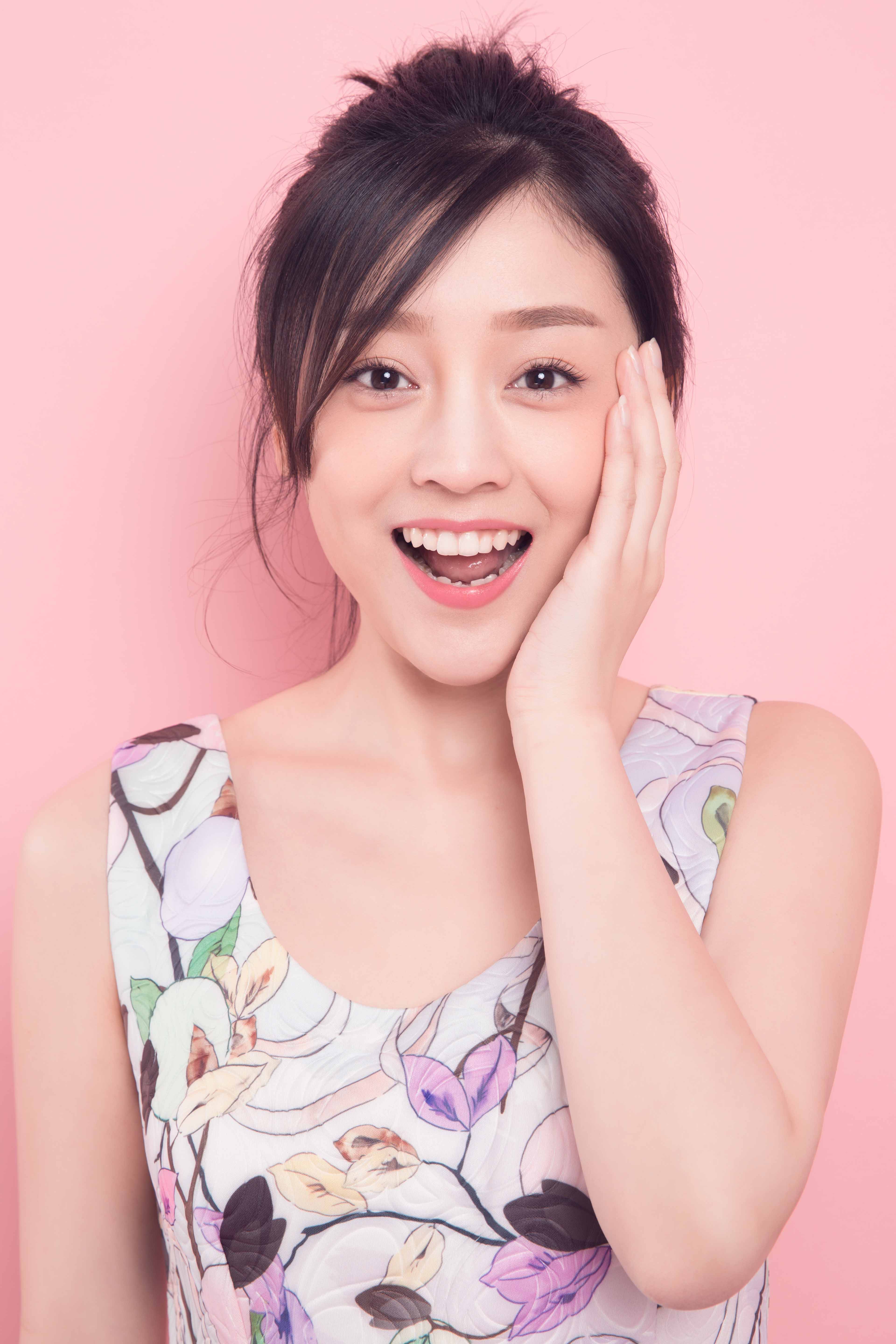  p data-id="gnx2qpxkjc">何花,5月19日出生于湖北省十堰市,中国内地