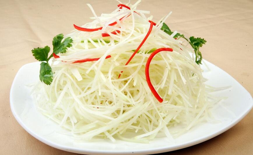  p>凉拌白萝卜是一道菜品,主料是白萝卜,配料是香菜,红椒等,调料为