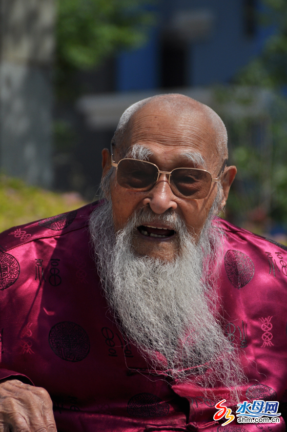  /p> p>杨明运老人是烟台家喻户晓的百岁老人,两届泰山寿星,山东省最