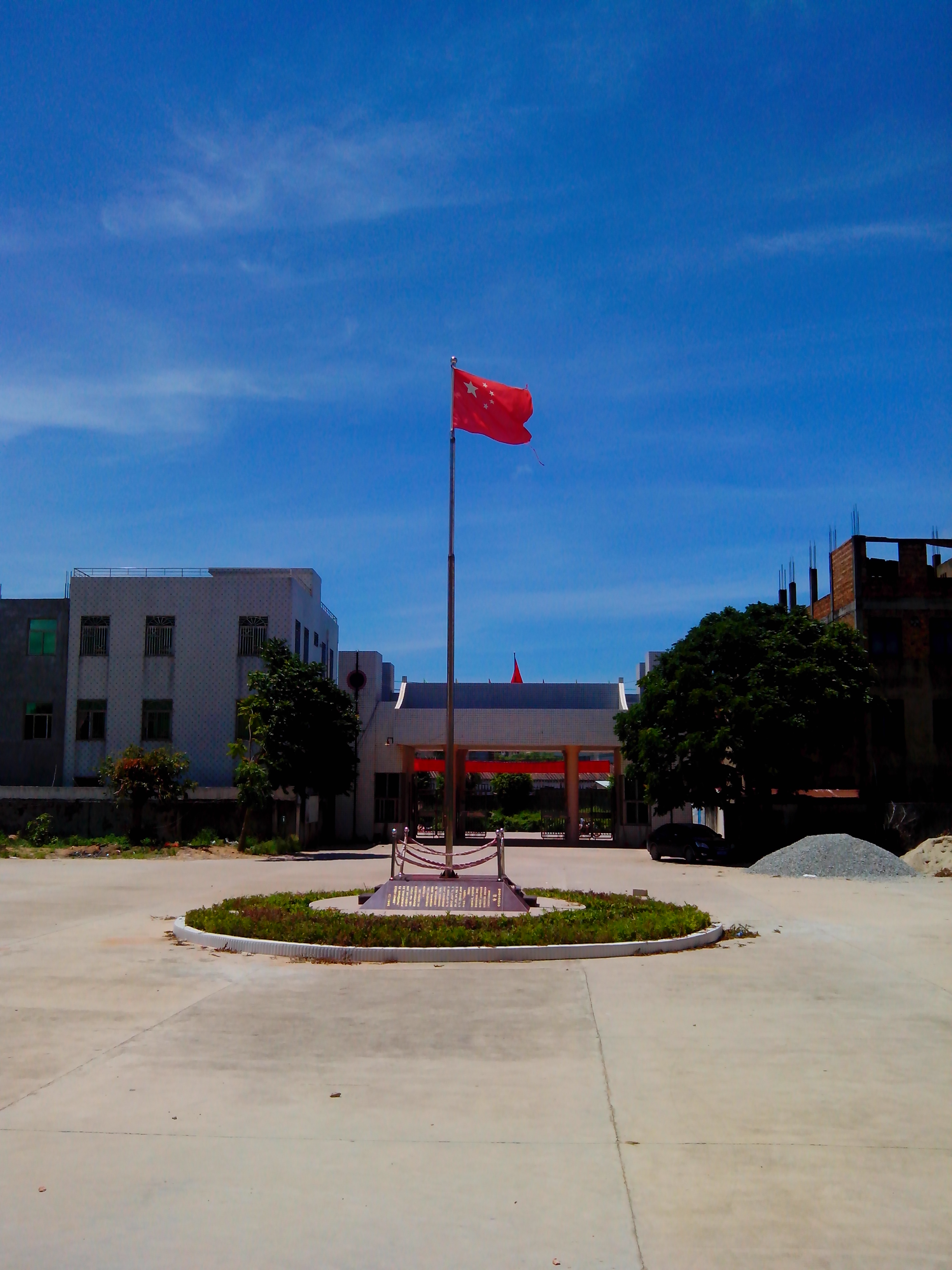  p>陆丰市甲子镇第四中学位于甲子镇鹏成花园大道北侧,交通便利,地理