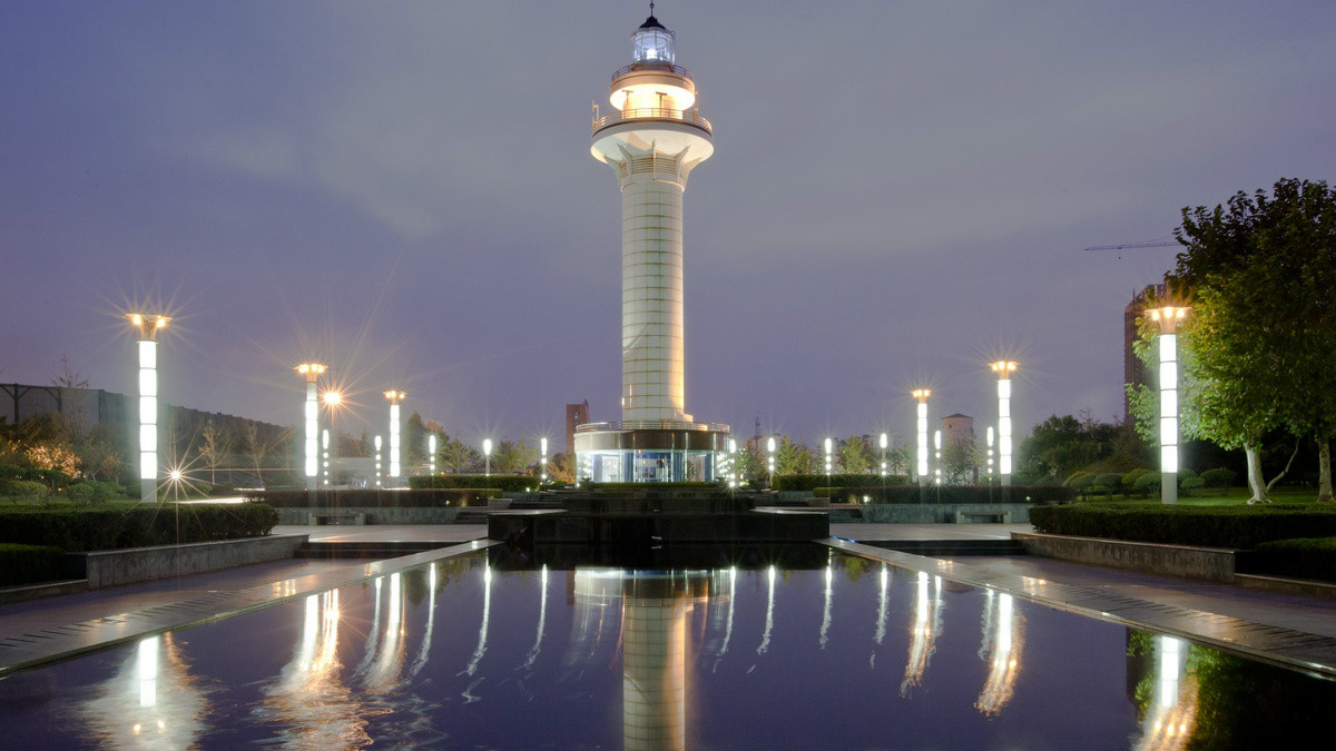  p>日照灯塔广场因灯塔而得名,广场上沙地,草坪,雕塑相互映衬,娱乐